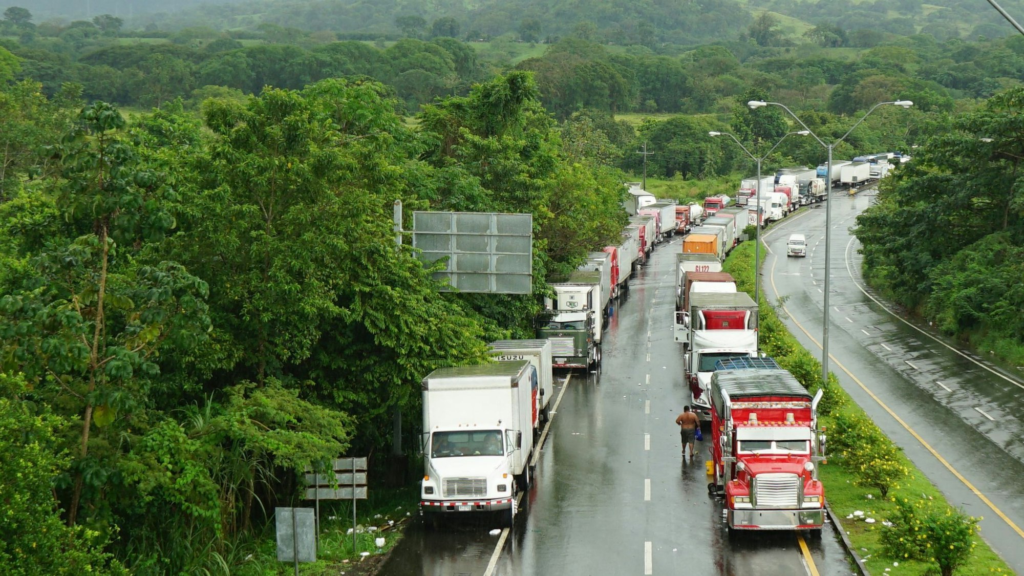 Luftaufnahme von Lastwagen, die an einer Straßensperre auf einer Hauptstraße im Westen Panamas festsitzen.