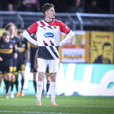 10.11.2023, Köln, Fußball, bwin 3. Liga Herren, Sportpark Höhenberg, 15. Spieltag, Saison 2023 2024, FC Viktoria Köln SG Dynamo Dresden: Dynamo Jubelt - Donny Bogicevic Viktoria Köln steht nach der 5:1 Niederlage enttäuscht auf dem Spielfeld. DFB regulations prohibit any use of photographs as image sequences and or quasi-video. Nordrhein-Westfalen Deutschland *** 10 11 2023, Köln, Fußball, bwin 3 Liga Herren, Sportpark Höhenberg, 15 Spieltag, Saison 2023 2024, FC Viktoria Köln SG Dynamo Dresden Dynamo Jubelt Donny Bogicevic Viktoria Köln stands disappointed on the pitch after the 5 1 defeat DFB regulations prohibit any use of photographs as image sequences and or quasi video Nordrhein Westfalen Germany