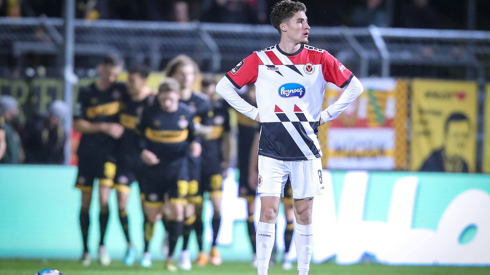 10.11.2023, Köln, Fußball, bwin 3. Liga Herren, Sportpark Höhenberg, 15. Spieltag, Saison 2023 2024, FC Viktoria Köln SG Dynamo Dresden: Dynamo Jubelt - Donny Bogicevic Viktoria Köln steht nach der 5:1 Niederlage enttäuscht auf dem Spielfeld. DFB regulations prohibit any use of photographs as image sequences and or quasi-video. Nordrhein-Westfalen Deutschland *** 10 11 2023, Köln, Fußball, bwin 3 Liga Herren, Sportpark Höhenberg, 15 Spieltag, Saison 2023 2024, FC Viktoria Köln SG Dynamo Dresden Dynamo Jubelt Donny Bogicevic Viktoria Köln stands disappointed on the pitch after the 5 1 defeat DFB regulations prohibit any use of photographs as image sequences and or quasi video Nordrhein Westfalen Germany