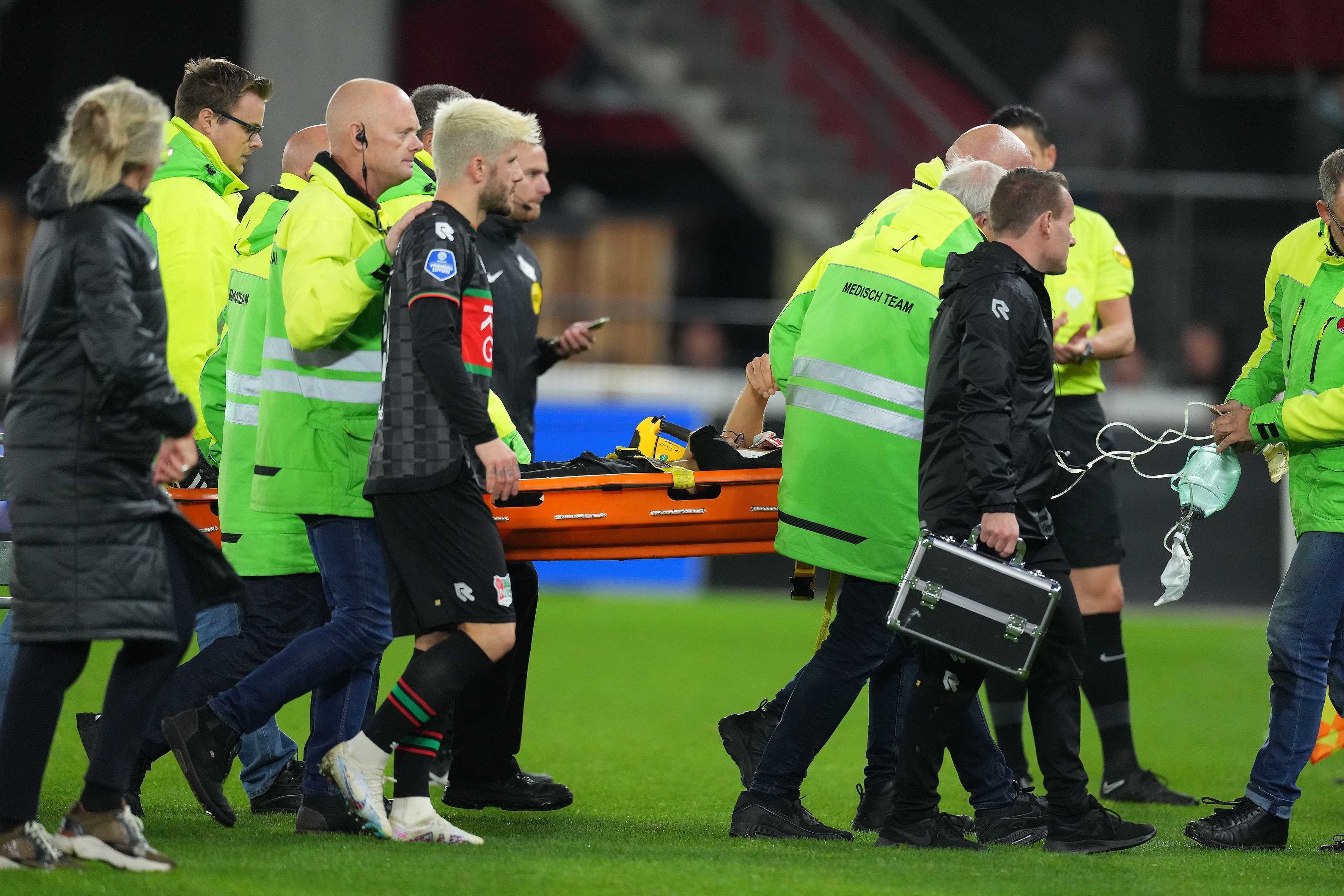 Sanitäter tragen Bas Dost von NEC Nijmegen auf einer Trage weg, nachdem er während des Spiels zusammengebrochen war.