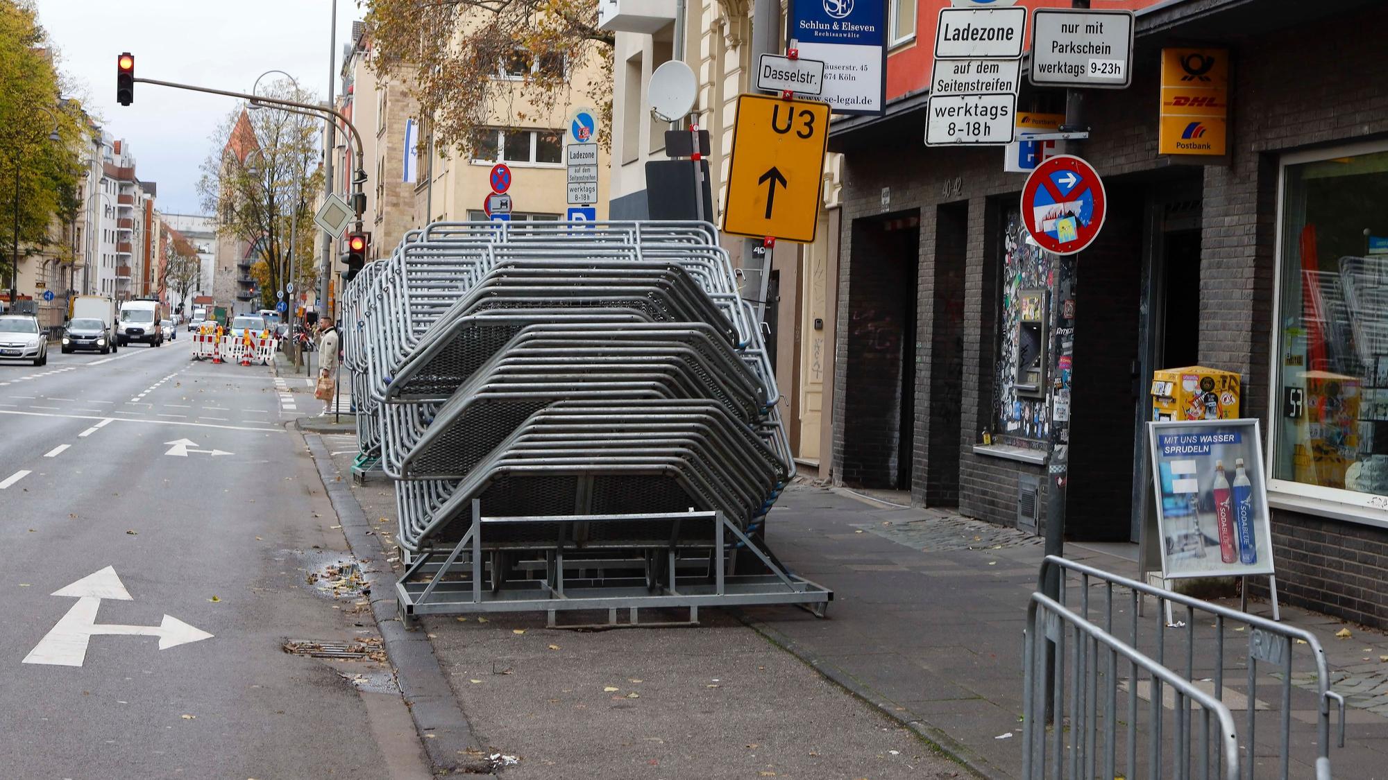 Absperrgitter stehen auf der Zülpicher Straße.
