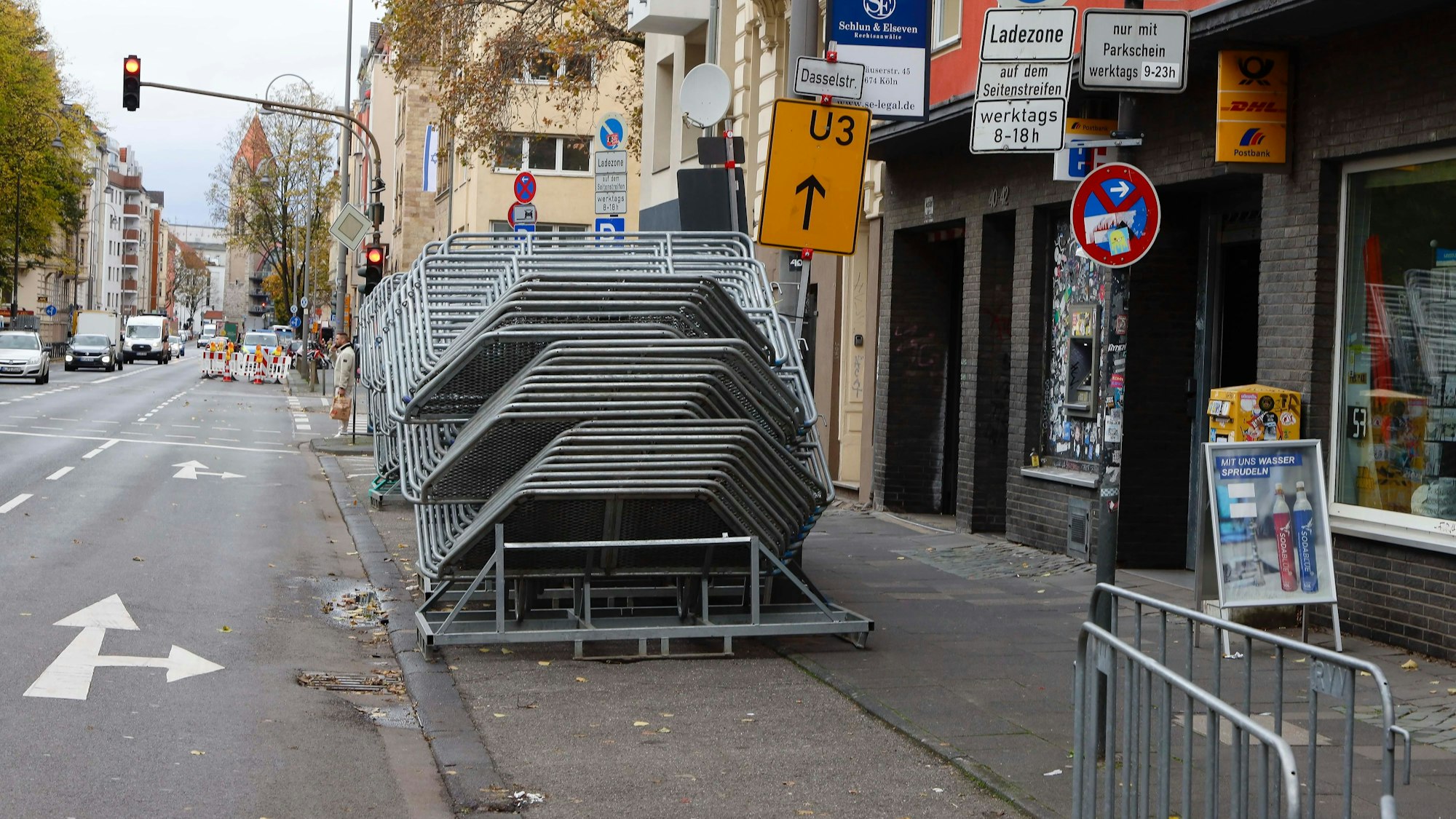 Absperrgitter stehen auf der Zülpicher Straße.