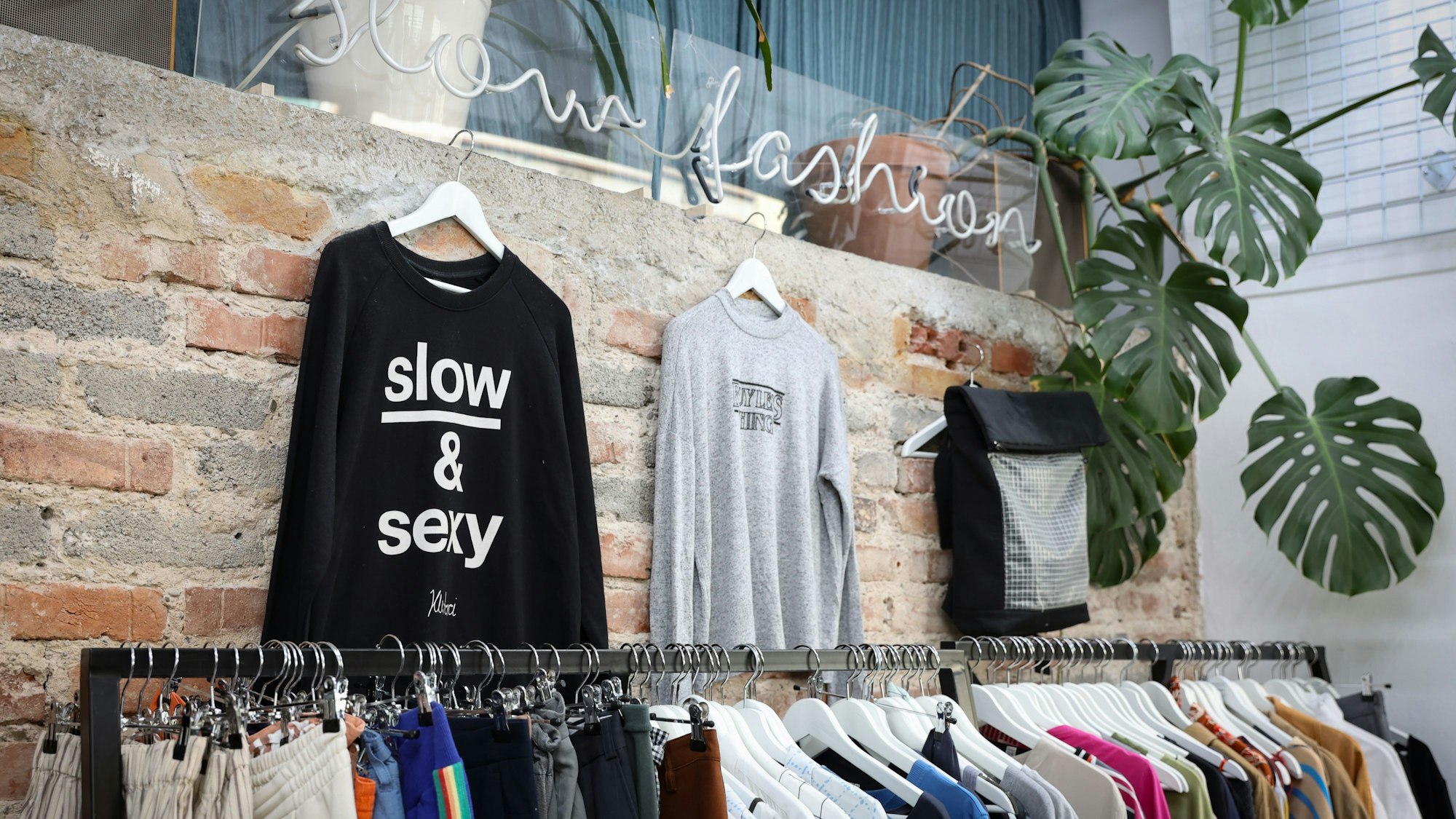 Kleider hängen in der Kleiderei Köln Ehrenfeld und warten auf ausleihende Mitglieder.