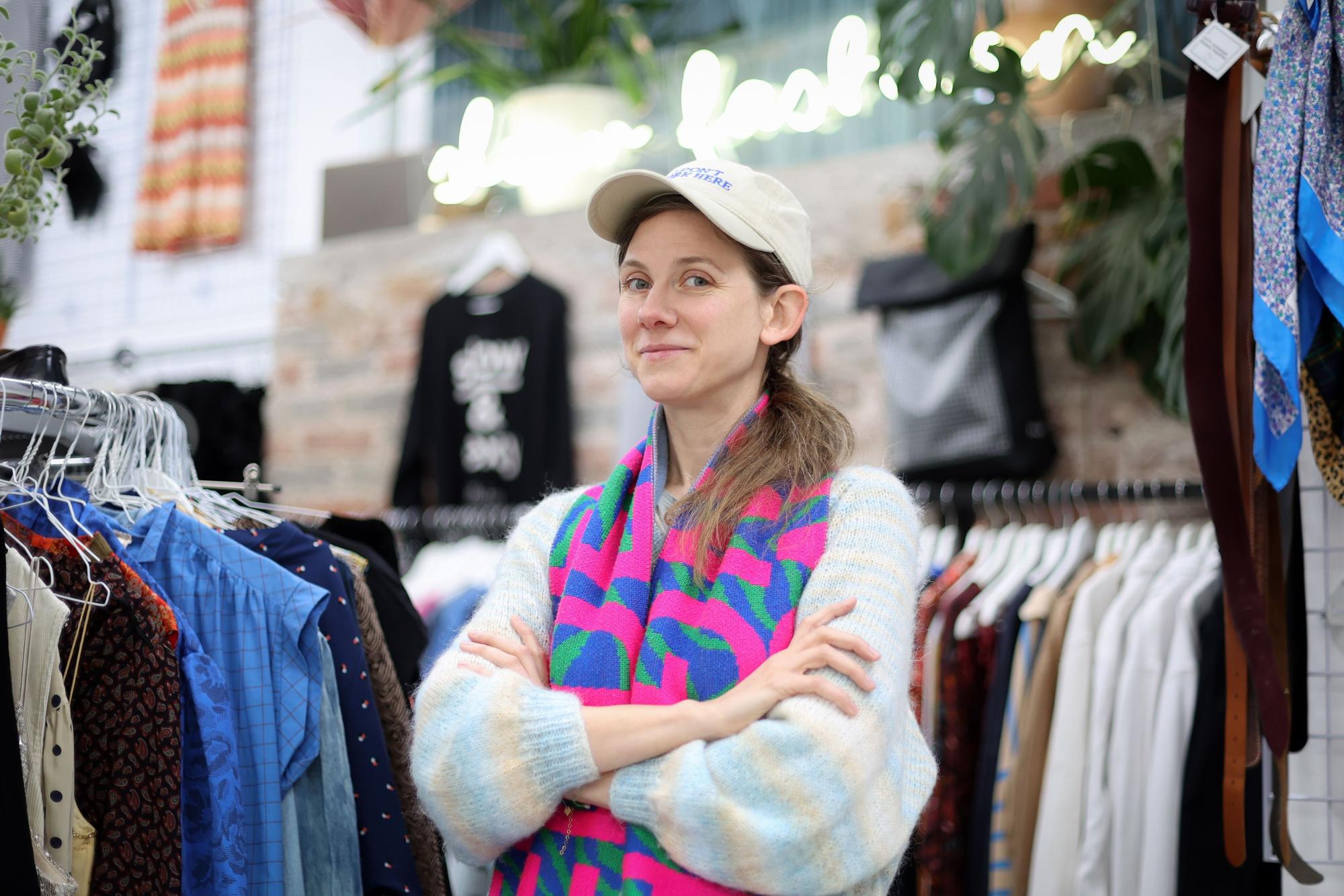 Kleider leihen in der Kleiderei in Köln Ehrenfeld. Inhaberin Lena Schröder
steht vor ihrem Sortiment.
