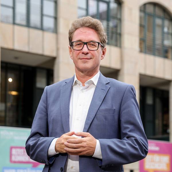 Matthias Hamann ist seit dem 16. Oktober neuer Direktor des Kölnischen Stadtmuseums, das jetzt im Modehaus Sauer (Hintergrund) sitzt.