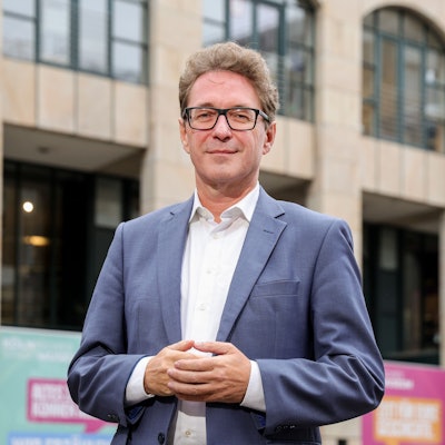Matthias Hamann ist seit dem 16. Oktober neuer Direktor des Kölnischen Stadtmuseums, das jetzt im Modehaus Sauer (Hintergrund) sitzt.