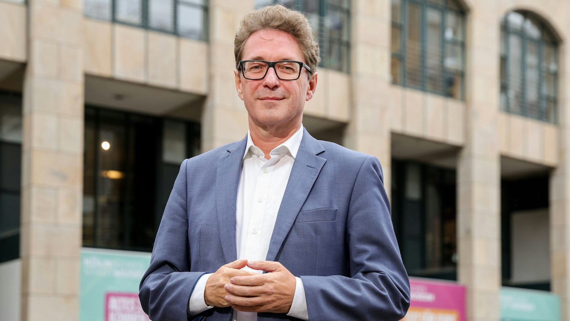 Matthias Hamann ist seit dem 16. Oktober neuer Direktor des Kölnischen Stadtmuseums, das jetzt im Modehaus Sauer (Hintergrund) sitzt.