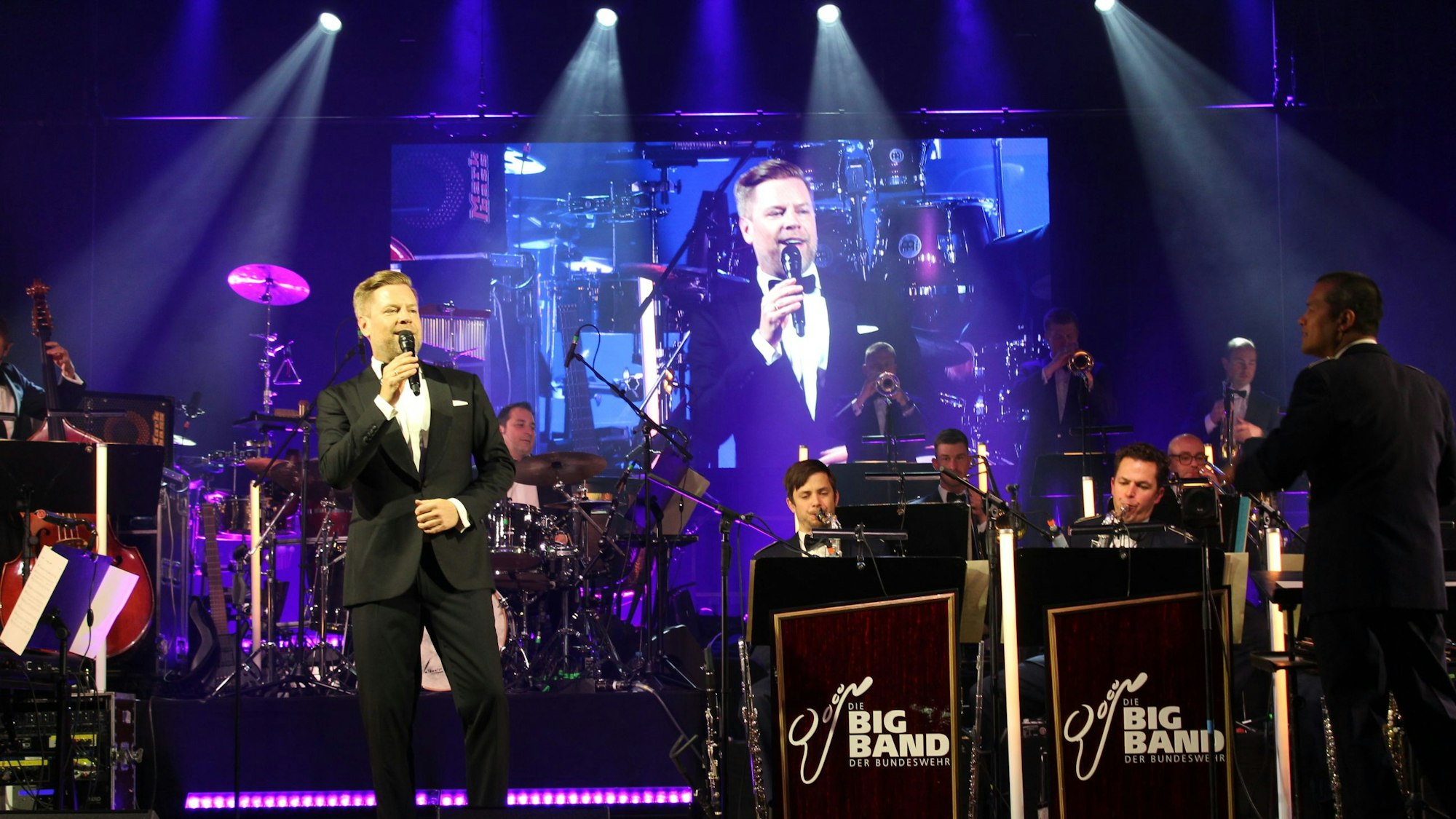 Swingsänger Tom Gaebel auf der Bühne mit der Big Band der Bundeswehr.