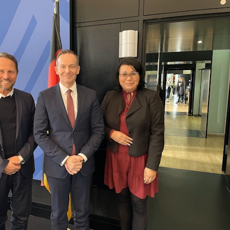 Oberbürgermeister Uwe Richrath (l.) und die SPD-Fraktionsvorsitzende Milanie Kreutz (r.) trafen sich in Berlin mit Bundesverkehrsminister Volker Wissing (M.).