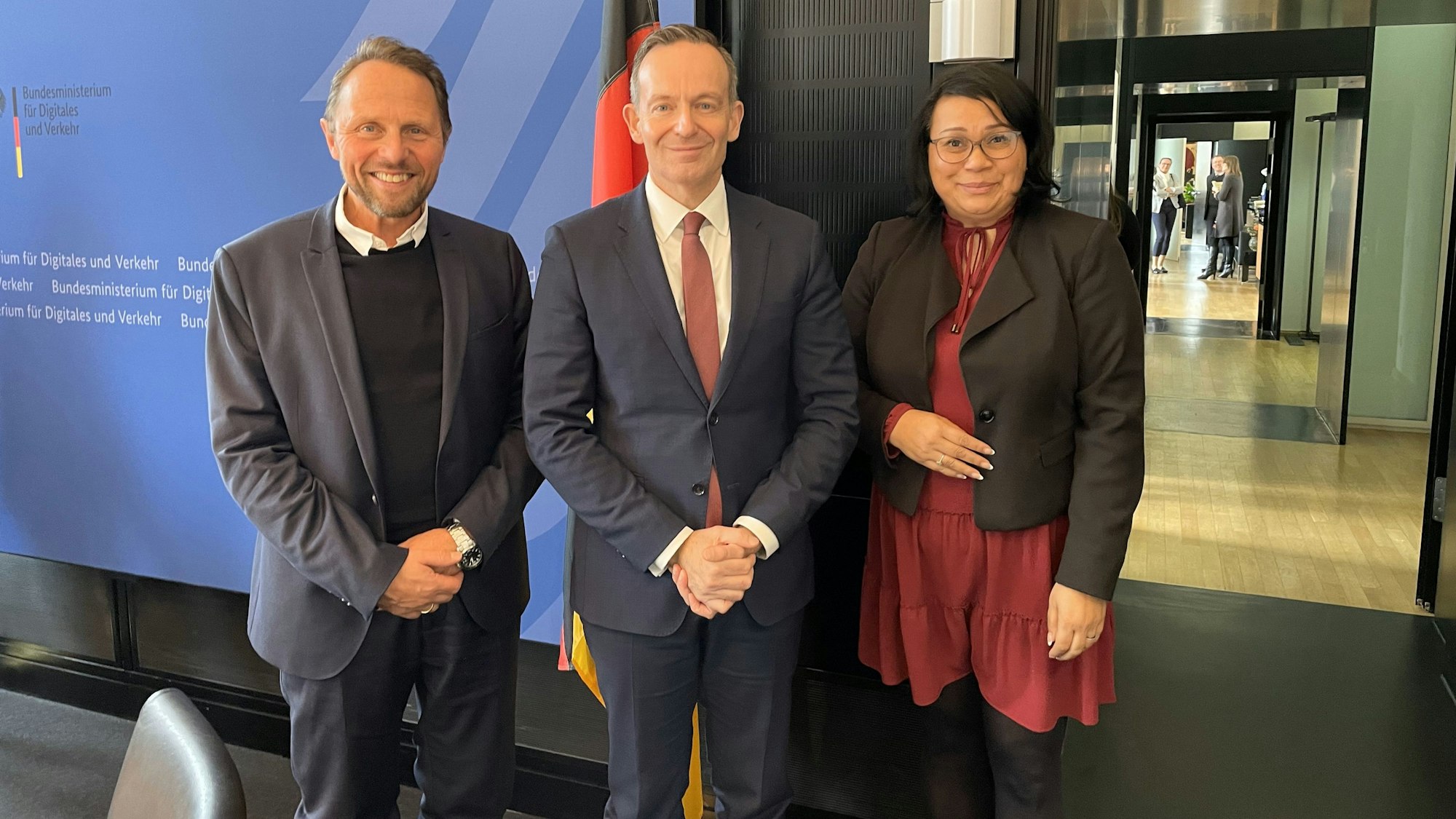 Oberbürgermeister Uwe Richrath (l.) und die SPD-Fraktionsvorsitzende Milanie Kreutz (r.) trafen sich in Berlin mit Bundesverkehrsminister Volker Wissing (M.).