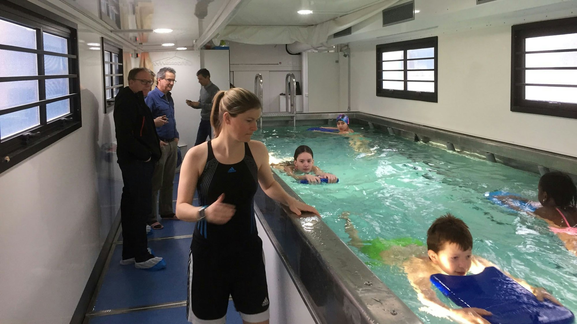 In einem Schwimm-Container, der dem hier abgebildeten ähnelt, können Grundschulkinder erste Grundlagen für das Schwimmenlernen üben.