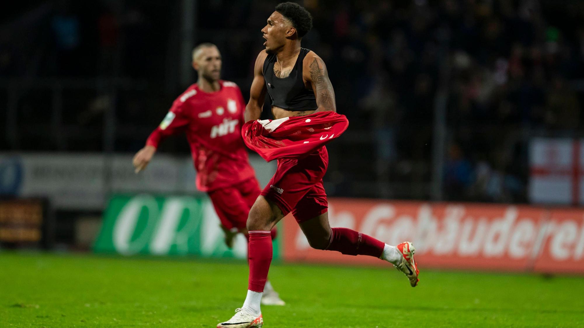 Regionalliga West, Fortuna Koeln - Borussia Moenchengladbach U23, 10.11.2023 Kingsley Sarpei Fortuna Koeln, 7 bejubelt sein Tor zum 4:3 Endstand. Regionalliga West, Fortuna Koeln - Borussia Moenchengladbach U23, 15. Spieltag, am 10.11.2023, Suedstadion, Koeln DFL regulations prohibit any use of photographs as image sequences and/or quasi-video *** Regionalliga West, Fortuna Koeln Borussia Moenchengladbach U23, 10 11 2023 Kingsley Sarpei Fortuna Koeln, 7 celebrates his goal for the 4 3 final score Regionalliga West, Fortuna Koeln Borussia Moenchengladbach U23, 15 Matchday, on 10 11 2023, Suedstadion, Koeln DFL regulations prohibit any use of photographs as image sequences and or quasi video Copyright: xBEAUTIFULxSPORTS/Meuselx