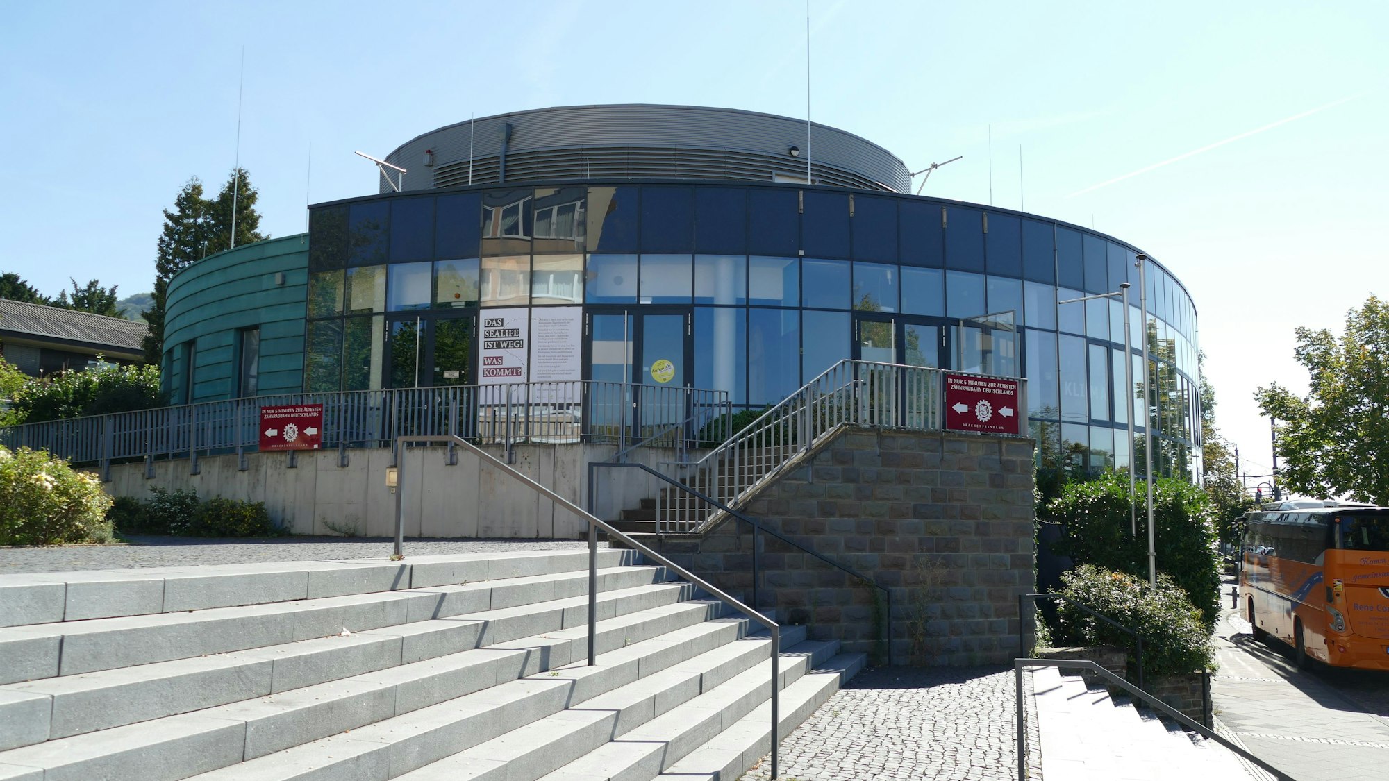 Ein verglastes Gebäude.