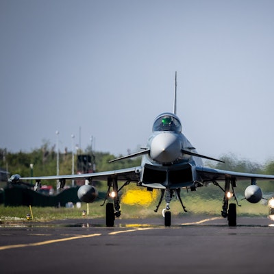 Auf dem Foto sind zwei Eurofighter auf der Startbahn in Nörvenich zu sehen.