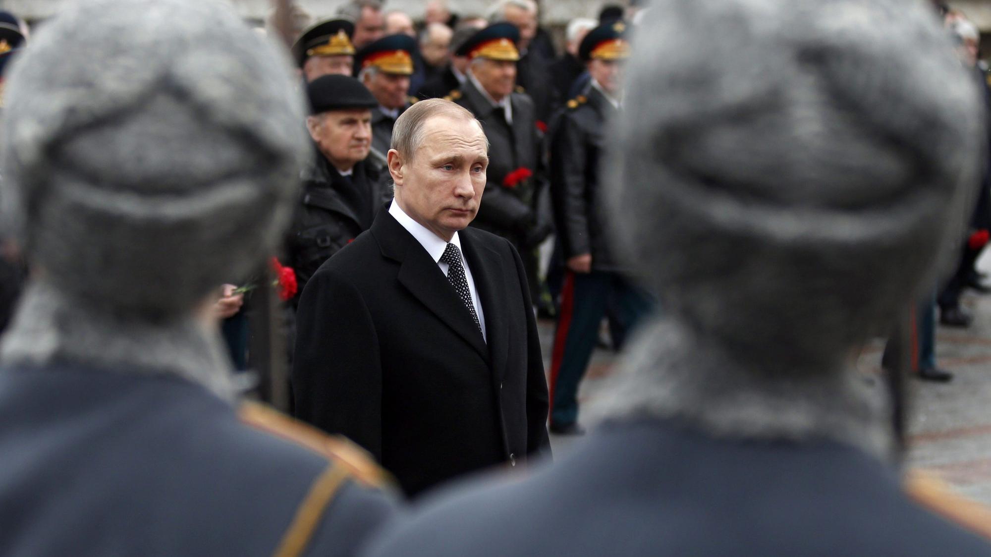 Russlands Präsident Wladimir Putin bei einer Militärzeremonie. Russische Kriegsgefangene haben den Kremlchef scharf kritisiert. (Archivbild)