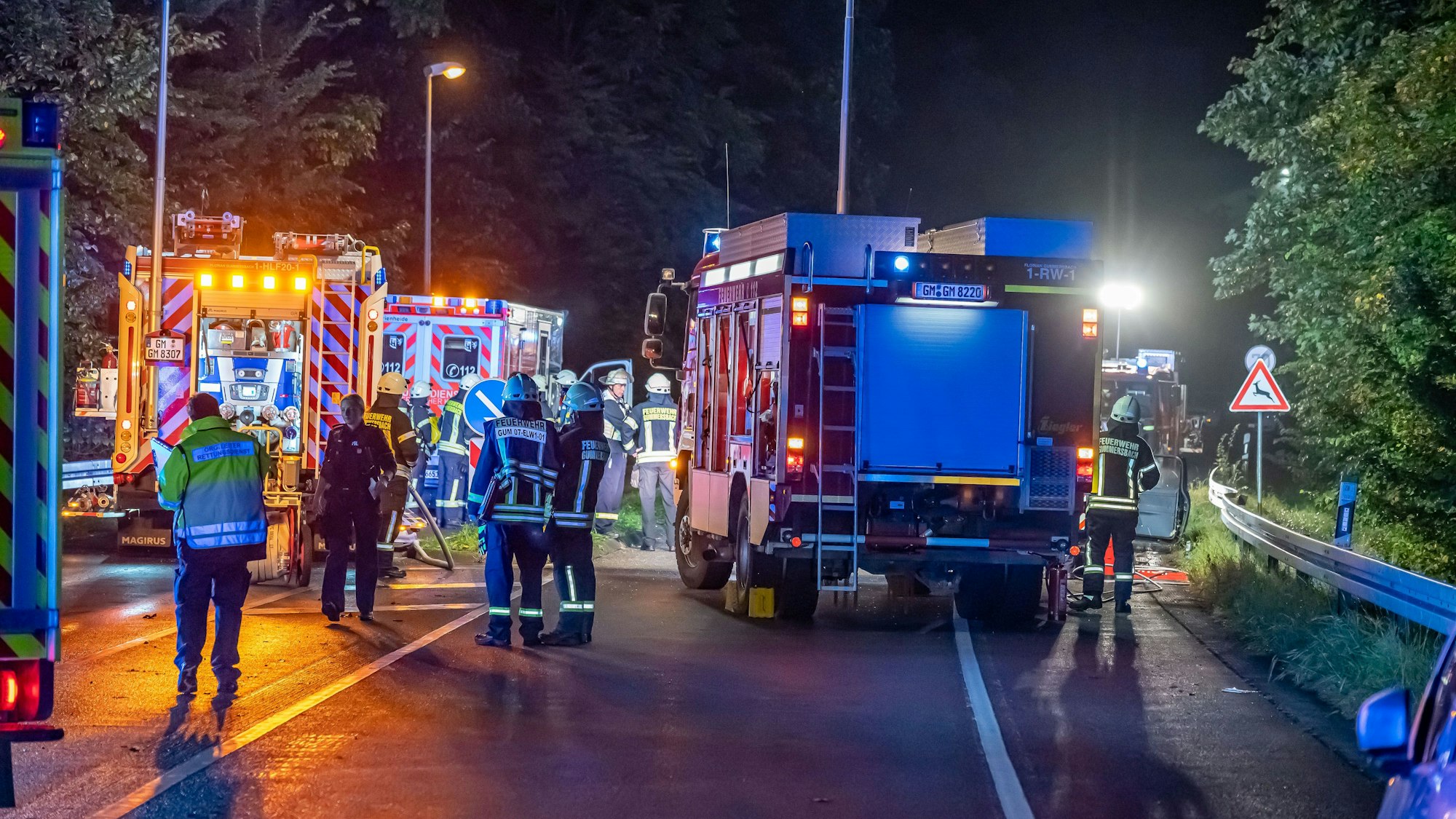 Ein Großaufgebot an Rettungskräften ist nach einem tödlichen Verkehrsunfall in er der Nacht auf der Gummersbacher Westtangente im Einsatz.