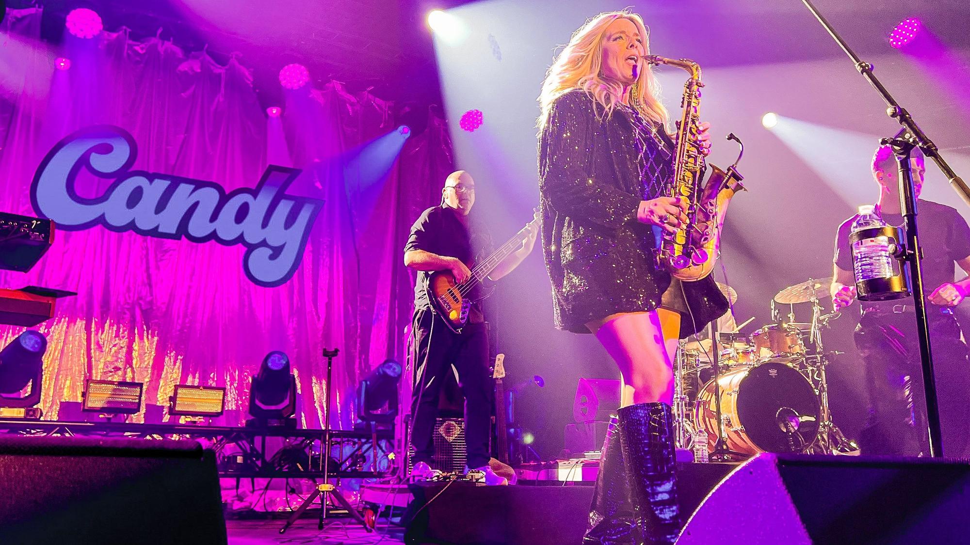 Candy Dulfer steht auf der Bühne.