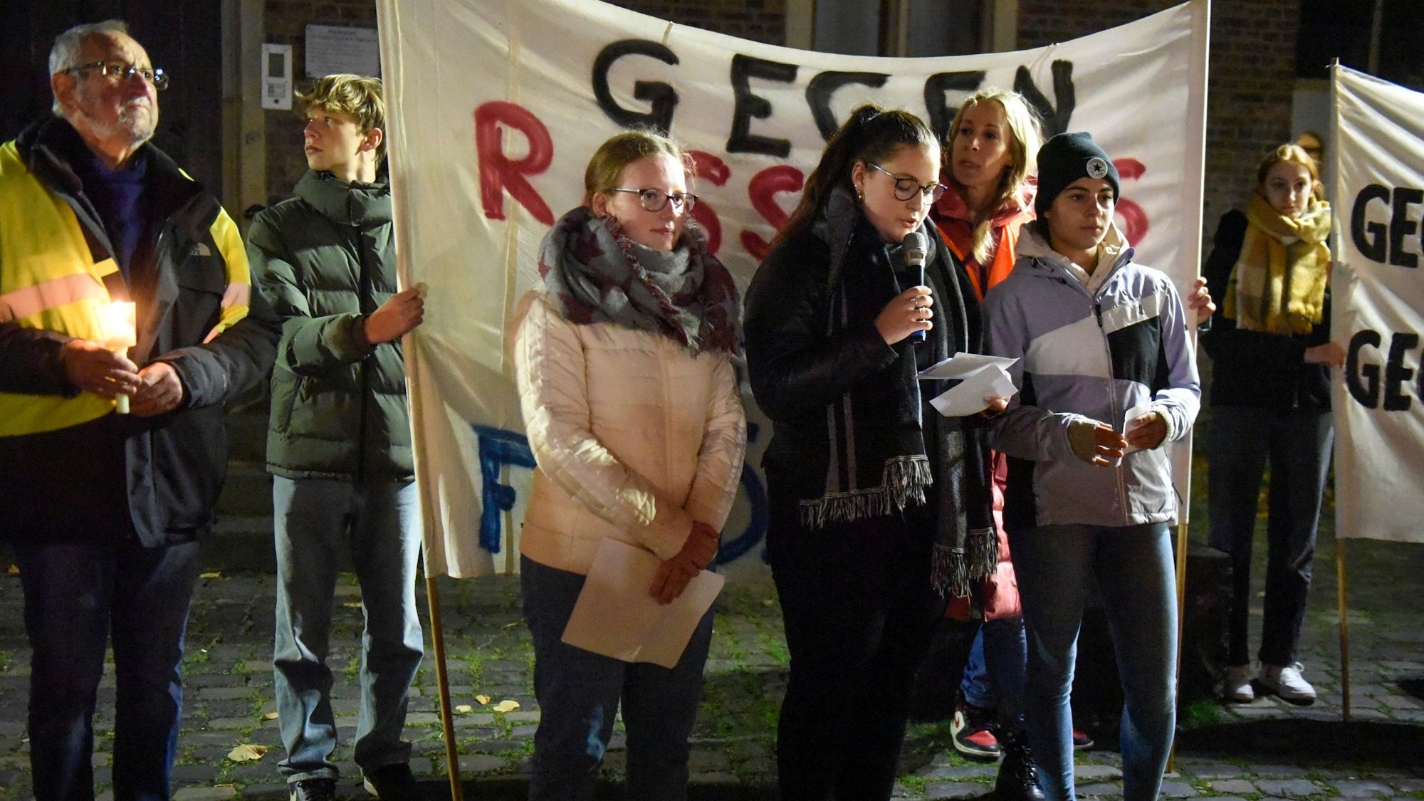 Auf dem Foto sind Schülerinnen der Gymnasiums zu sehen.
