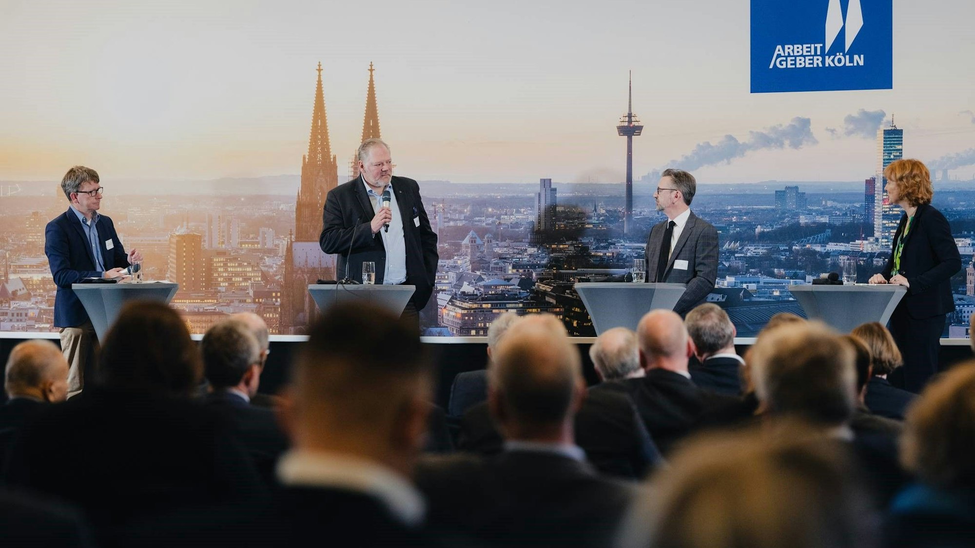 Das Panel beim Arbeitgebertag 2023 zum Thema ‚Wirtschaftsfaktor EM 2024‘ mit (v.l.) Thorsten Breitkopf (Ressortleiter Wirtschaft beim „Kölner Stadt-Anzeiger“), Patrick Rothkopf (Präsident Dehoga NRW), Jürgen Amann (Geschäftsführer KölnTourismus) und Moderatorin Kerstin Stromberg-Mallmann.