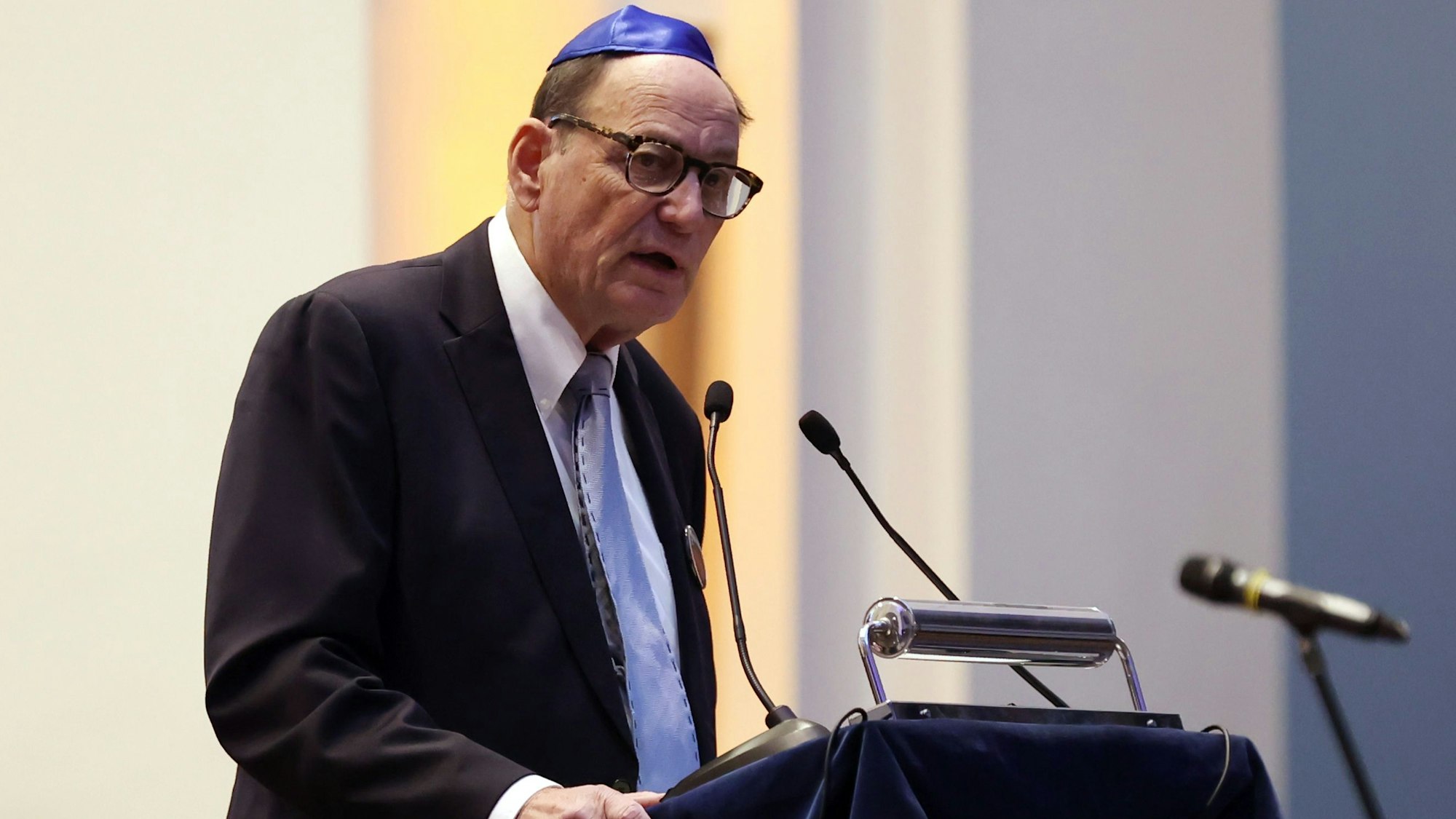 Michael Rado, Vorstandsmitglied der Synagogengemeinde, am Rednerpult