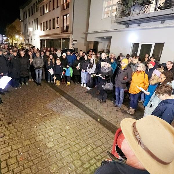 Die Teilnehmer der Gedenkfeier bilden einen Halbkreis um die Redner.