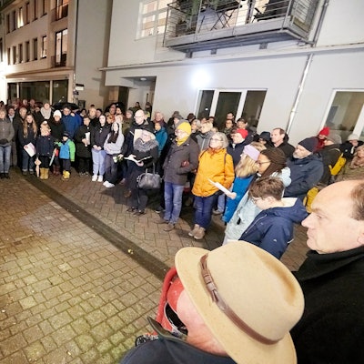 Die Teilnehmer der Gedenkfeier bilden einen Halbkreis um die Redner.