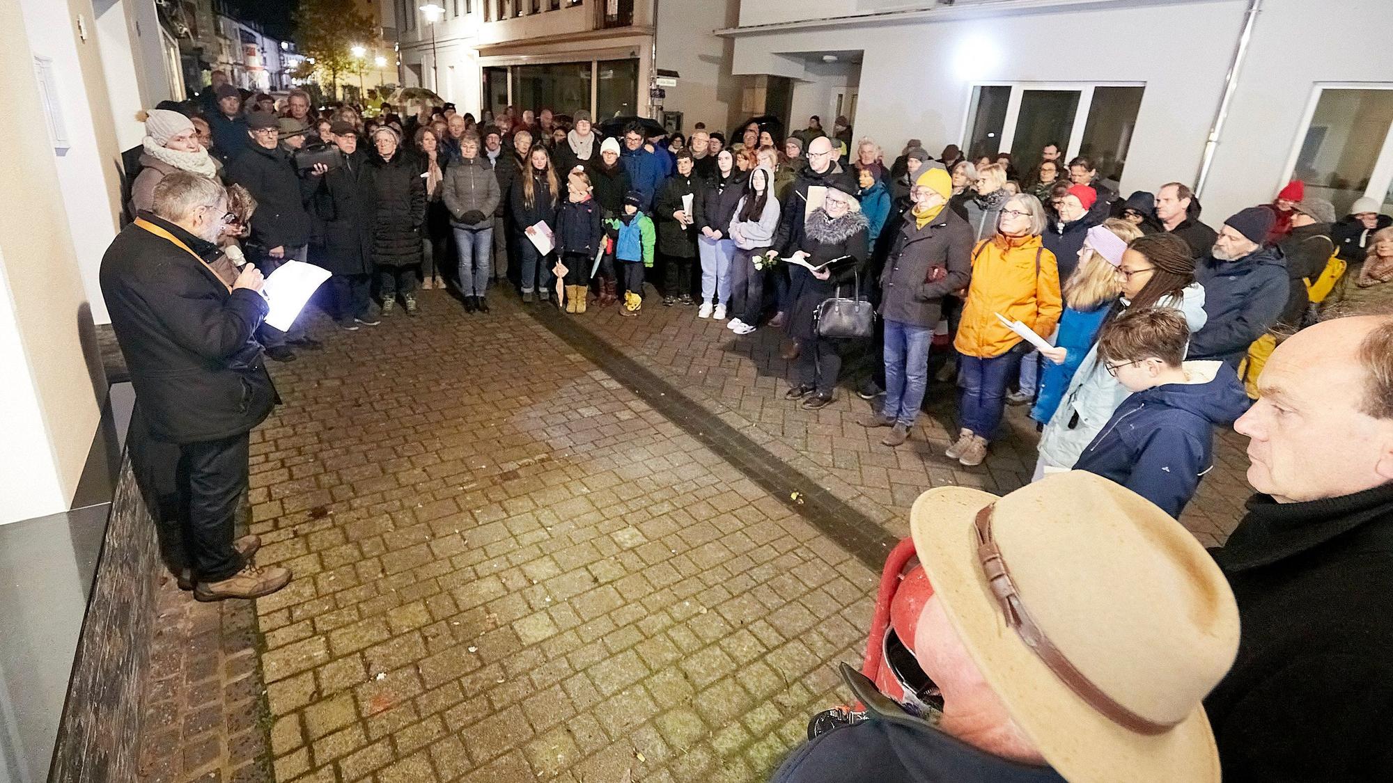 Die Teilnehmer der Gedenkfeier bilden einen Halbkreis um die Redner.