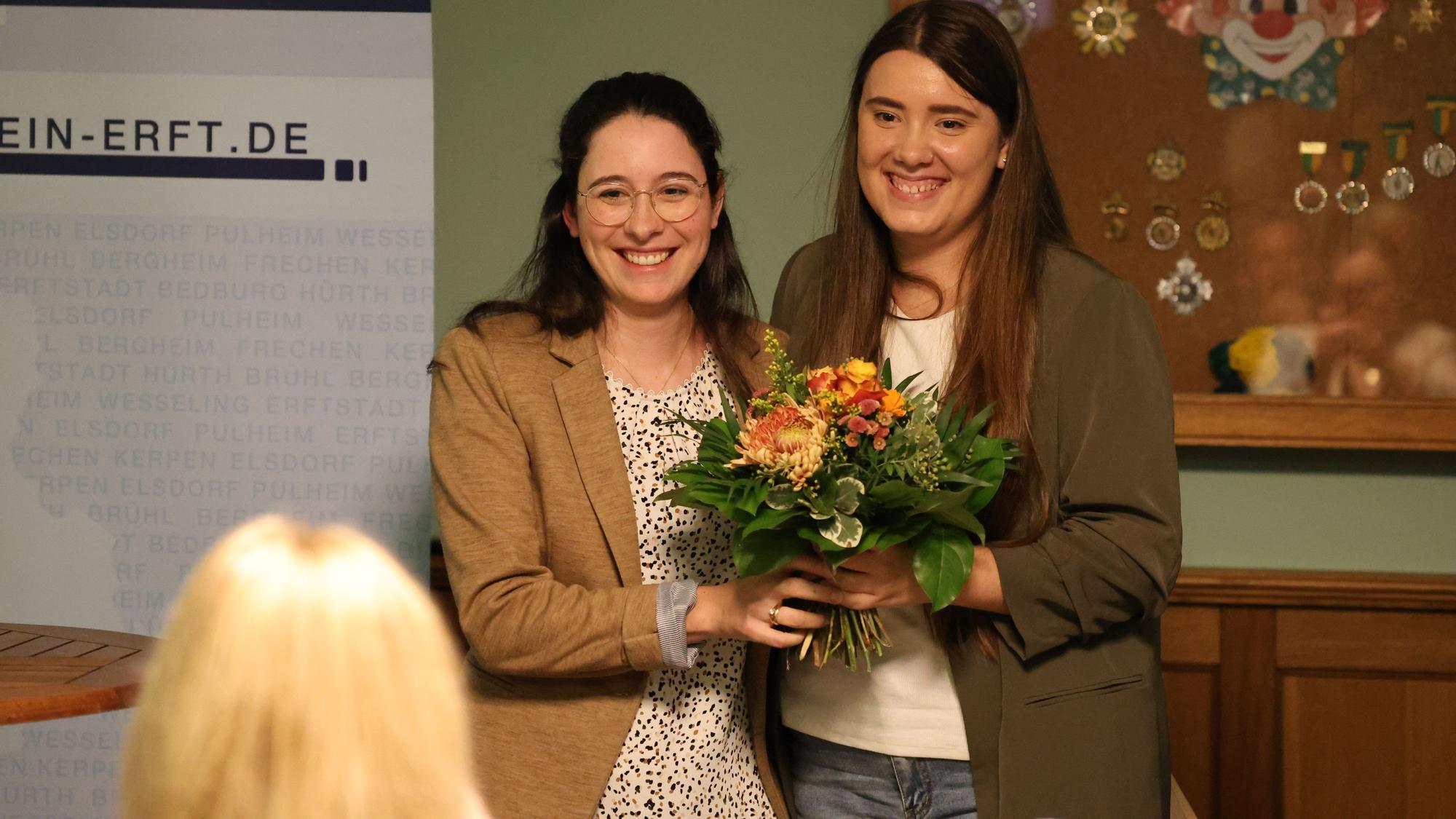 Auf dem Foto sind die JU-Vorsitzende Jennifer Szeyffert und die CDU-Vorsitzende Romina Plonsker zu sehen.