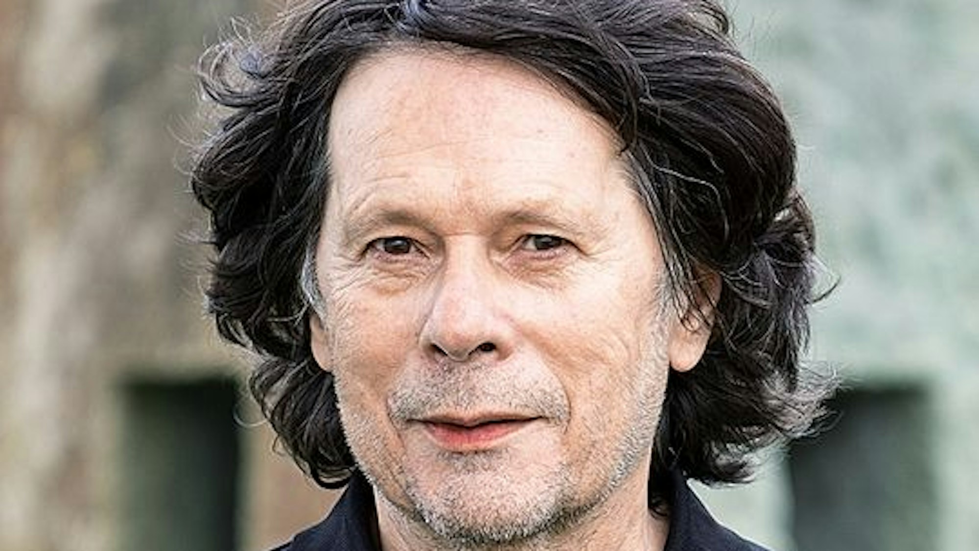 Zu sehen ist der Autor Leo Hansen. Er stellt seinen neuen Krimiroman im Gasthaus .„Unter Kirschen “vor.