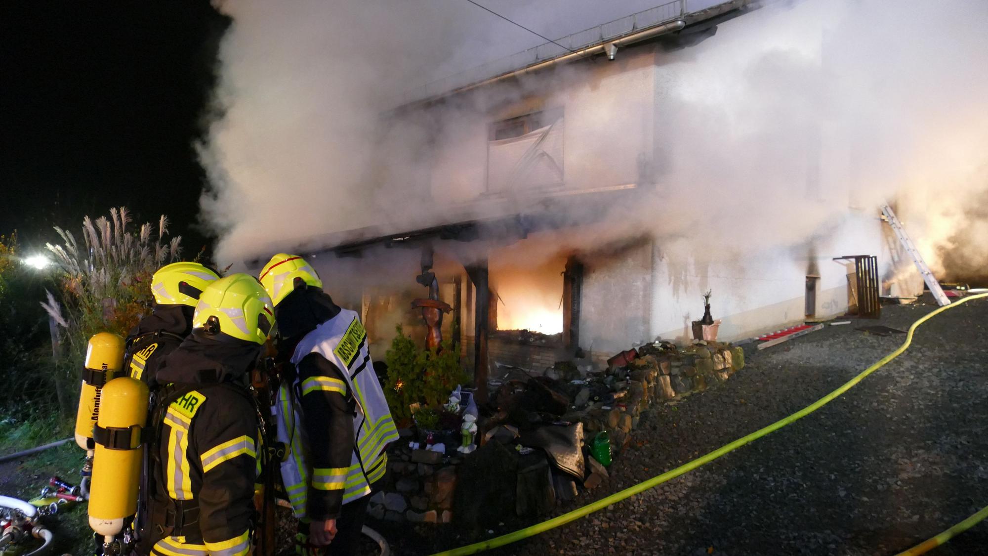 Feuerwehrleute bei einem Brand.
