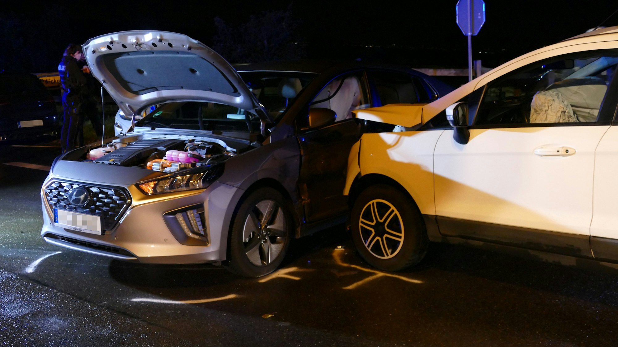 Ein weißes Auto hat ein silbernes auf Höhe der Fahrertür gerammt.
