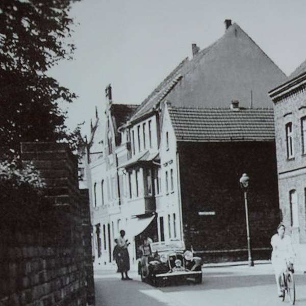 Pogromdenken in Troisdorf; in der Remise der Burg Wissem schilderte Historiker Norbert Flörken die Entrechtung und Ermordung der Troisdorfer Juden. Jugendliche aus Troisdorfer Gymnasien lasen eindrucksvolle Zeitdokumente vor
