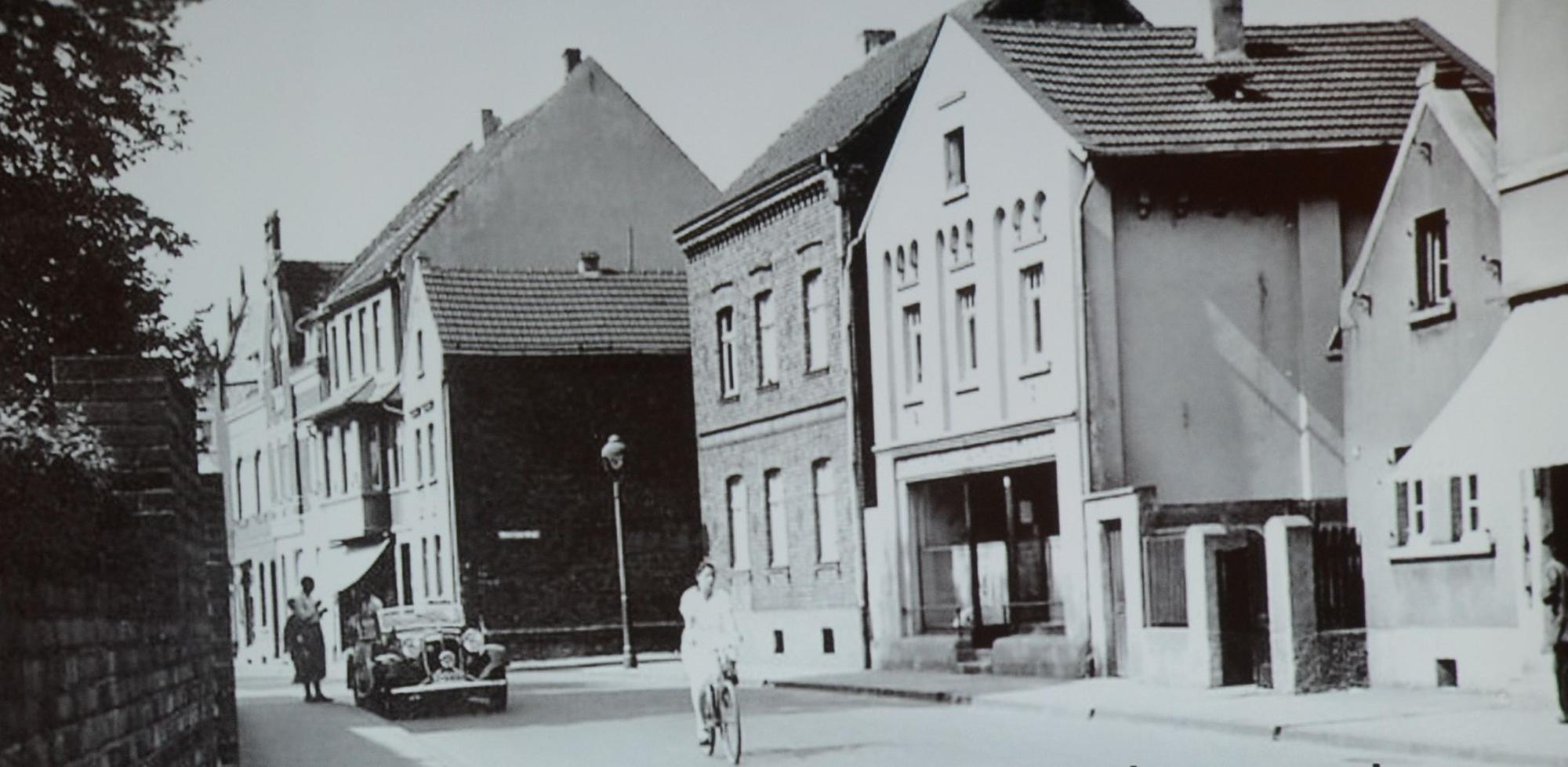 Pogromdenken in Troisdorf; in der Remise der Burg Wissem schilderte Historiker Norbert Flörken die Entrechtung und Ermordung der Troisdorfer Juden. Jugendliche aus Troisdorfer Gymnasien lasen eindrucksvolle Zeitdokumente vor