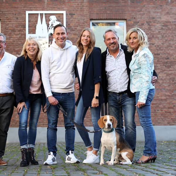 Das designierte Kölner Dreigestirn posiert mit Familienangehörigen und Hund.