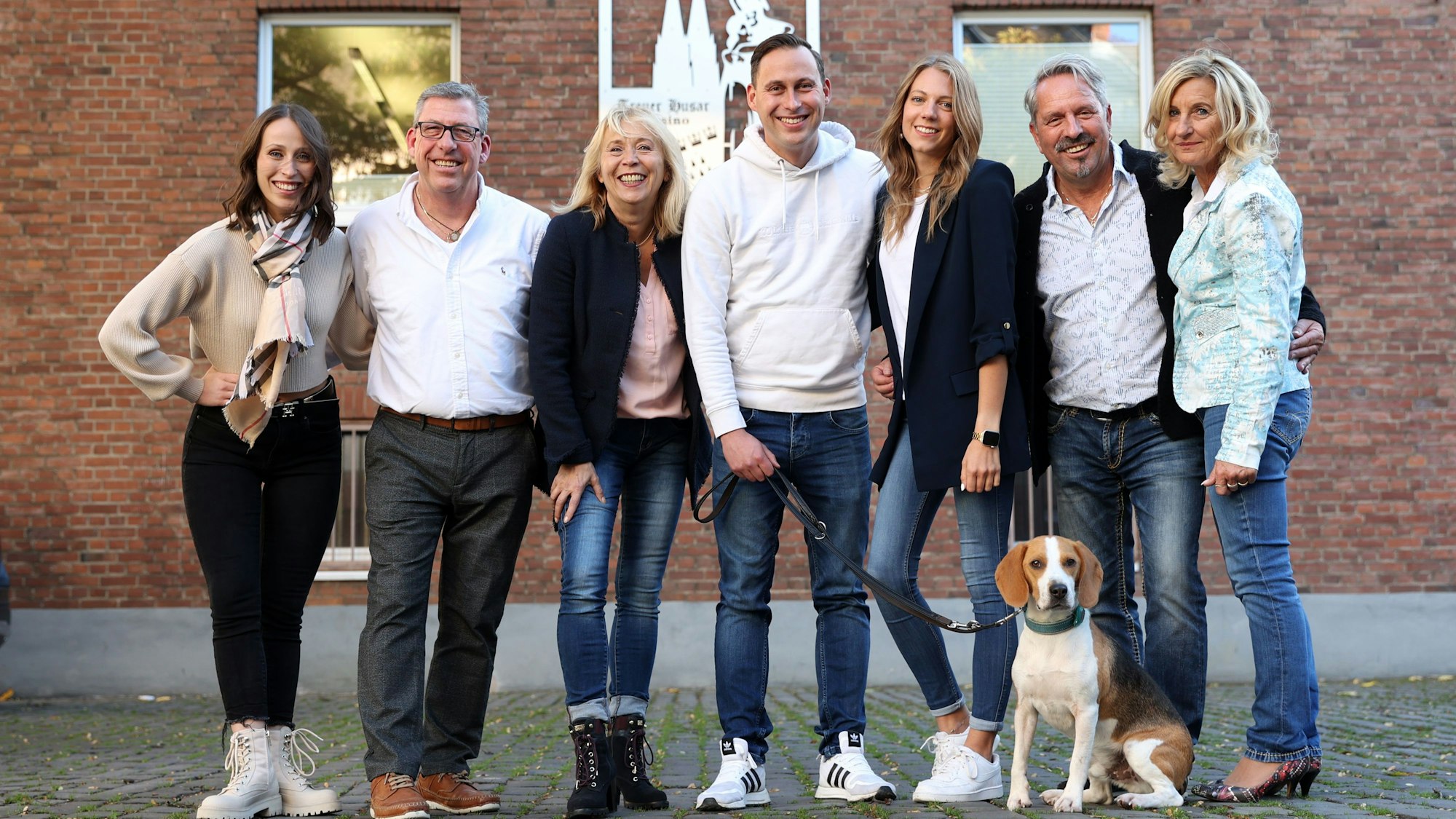 Das designierte Kölner Dreigestirn posiert mit Familienangehörigen und Hund.