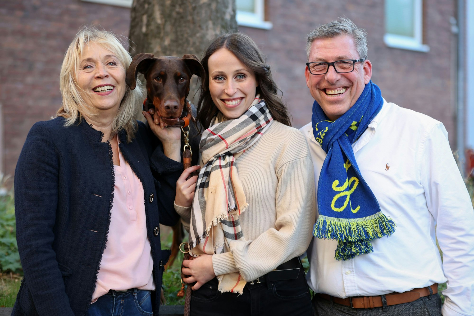 Anette, Svenja und Friedrich Klupsch mit Hund Gin