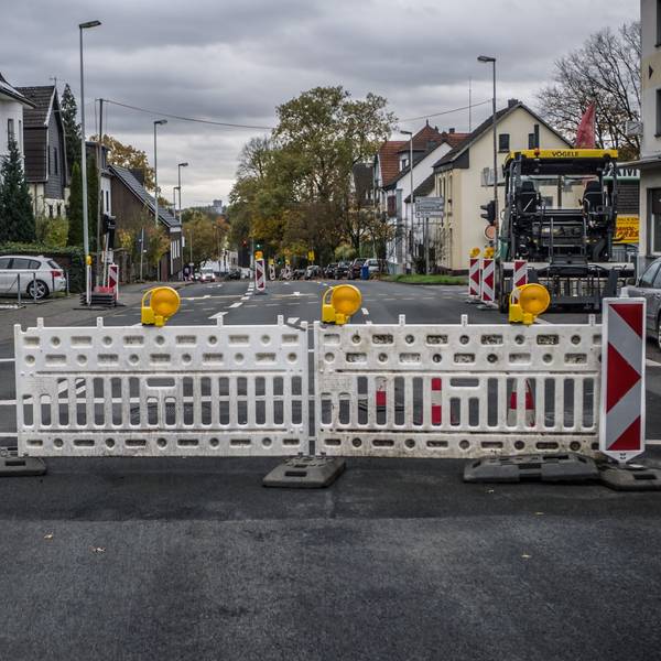 Absperrungen auf einer Straße.