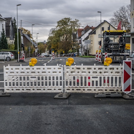 Absperrungen auf einer Straße.