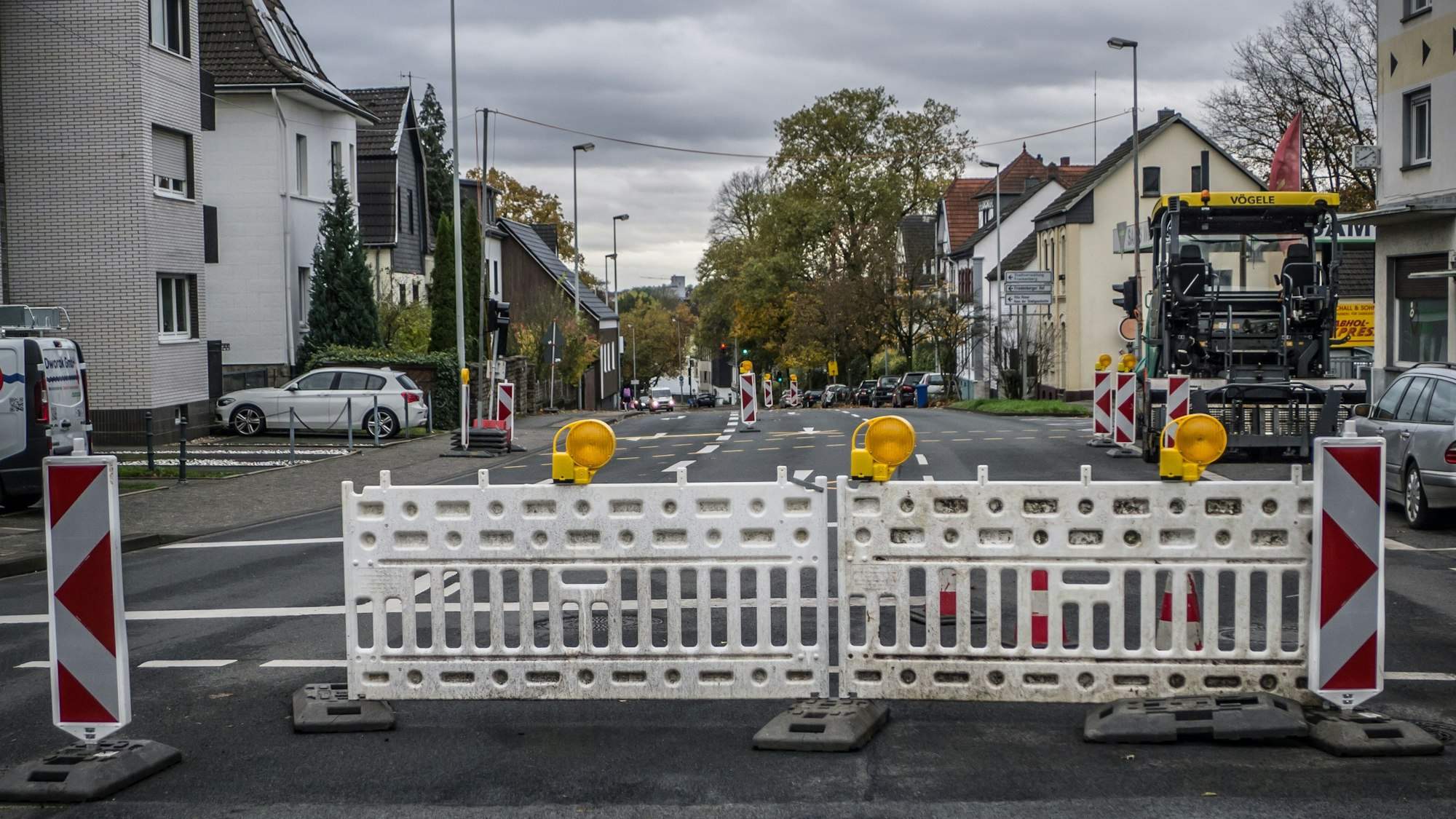 Absperrungen auf einer Straße.