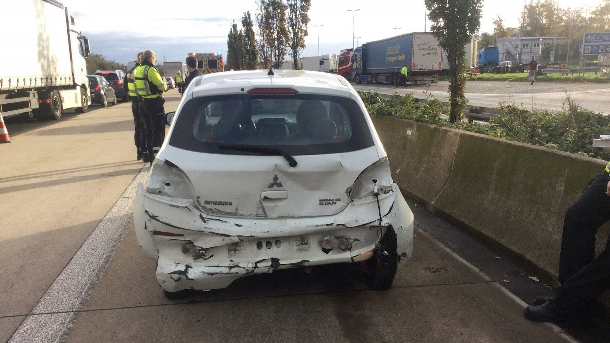 Ein beschädigtes Fahrzeug nach dem Unfall