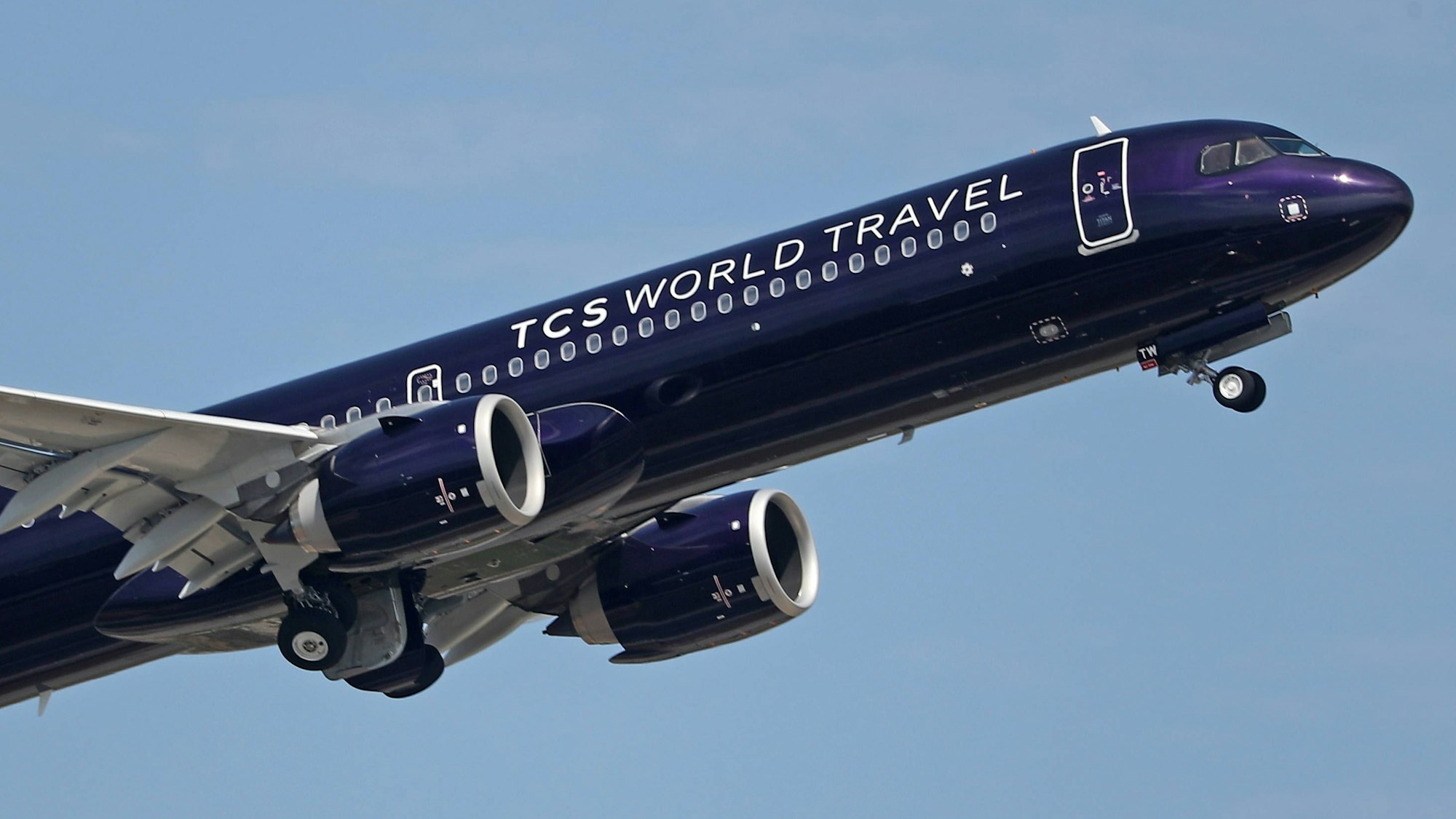 Ein Airbus A321 von Titan Airways nach dem Start.