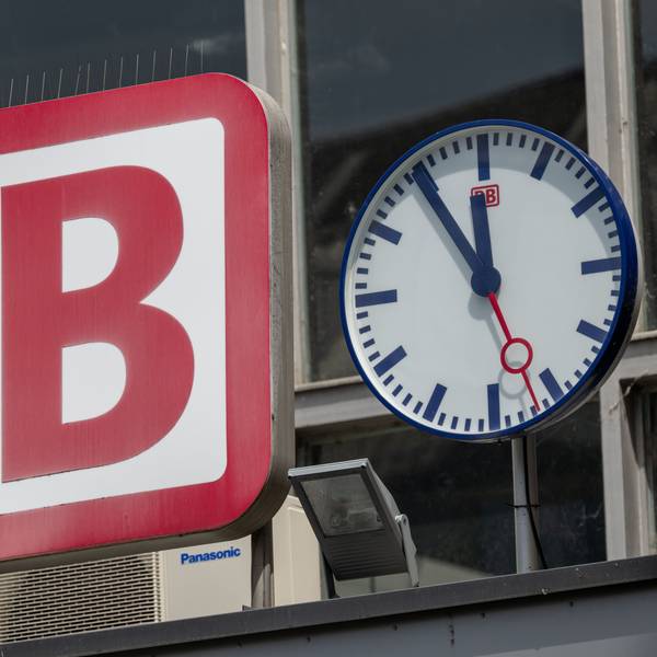 Die Uhr neben dem Logo der Deutschen Bahn (DB) zeigt am Eingang zum Münchner Hauptbahnhof auf «Fünf vor Zwölf».