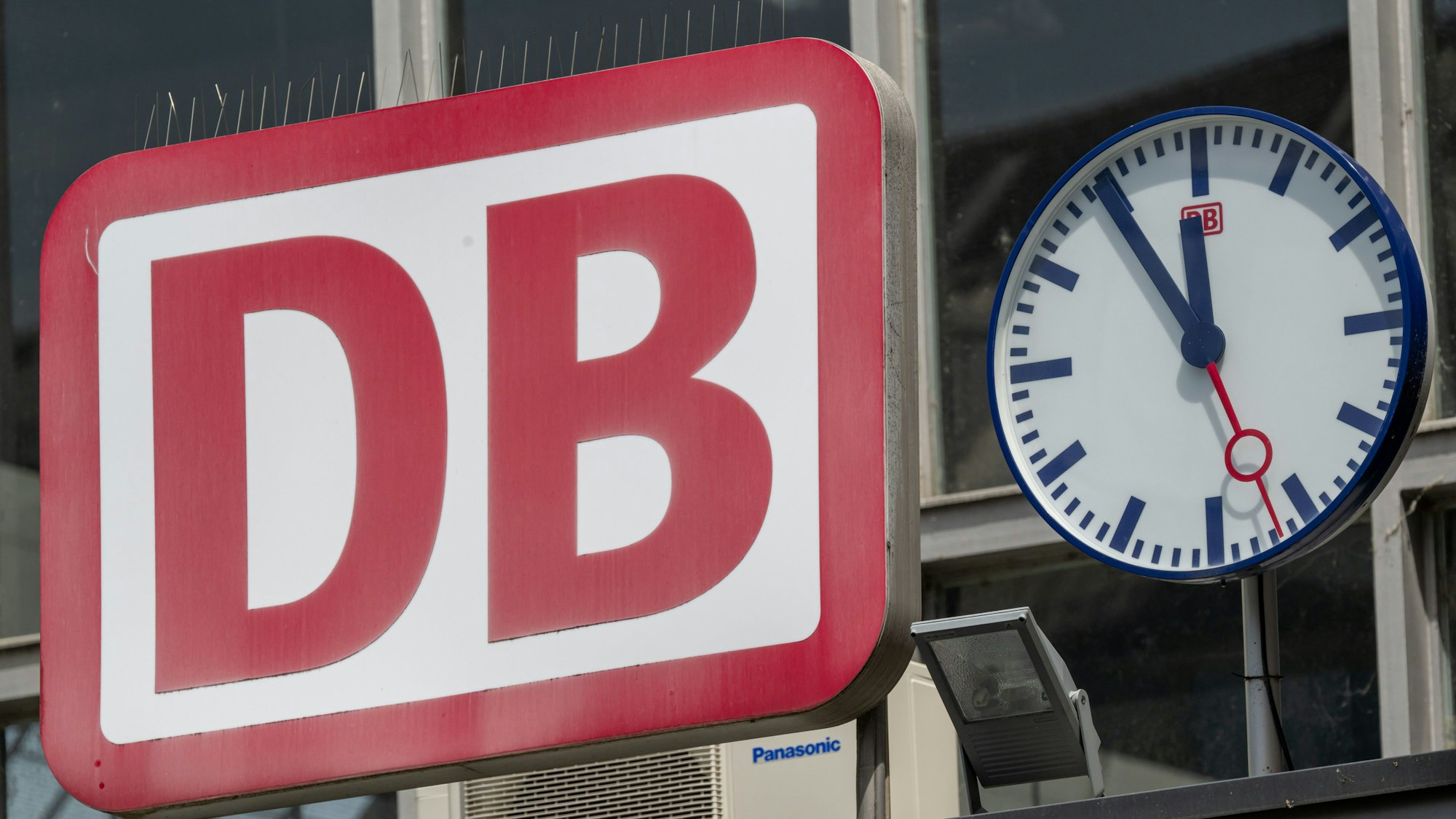 Die Uhr neben dem Logo der Deutschen Bahn (DB) zeigt am Eingang zum Münchner Hauptbahnhof auf «Fünf vor Zwölf».