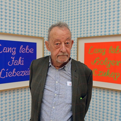 Kasper König schaut in die Kamera.