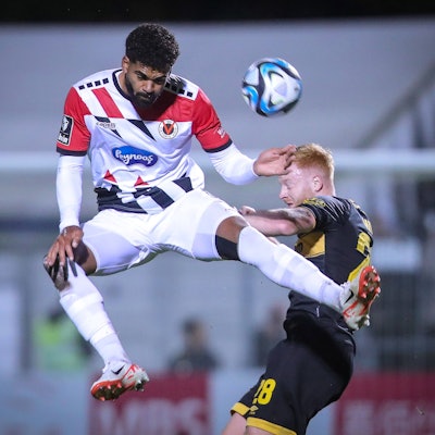 10.11.2023, Köln, Fußball, bwin 3. Liga Herren, Sportpark Höhenberg, 15. Spieltag, Saison 2023 2024, FC Viktoria Köln SG Dynamo Dresden: Andre Becker Viktoria Köln kämpft gegen Paul Will Dynamo Dresden um den Ball. DFB regulations prohibit any use of photographs as image sequences and or quasi-video. Nordrhein-Westfalen Deutschland *** 10 11 2023, Köln, Fußball, bwin 3 Liga Herren, Sportpark Höhenberg, 15 Spieltag, Saison 2023 2024, FC Viktoria Köln SG Dynamo Dresden Andre Becker Viktoria Köln kämpft gegen Paul Will Dynamo Dresden um den Ball DFB regulations prohibit any use of photographs as image sequences and or quasi video Nordrhein Westfalen Germany