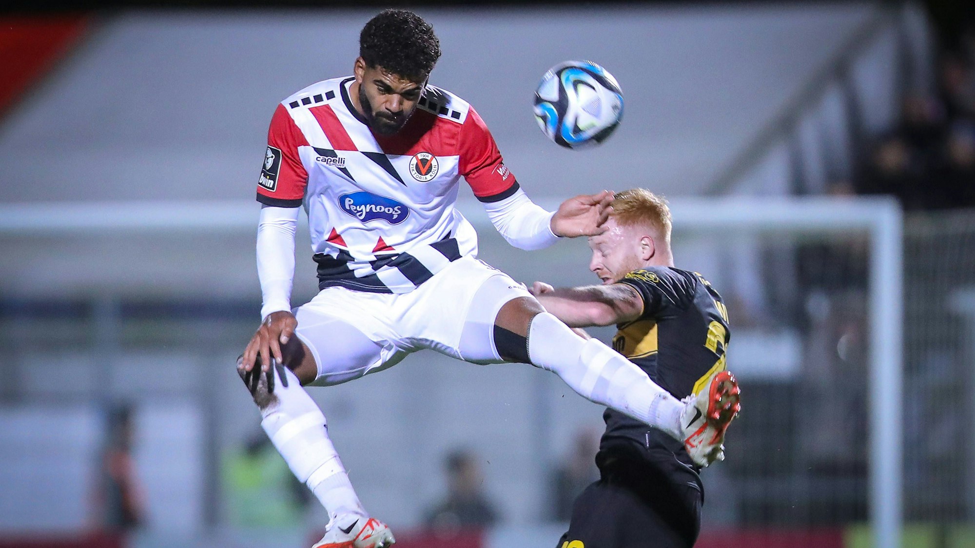 10.11.2023, Köln, Fußball, bwin 3. Liga Herren, Sportpark Höhenberg, 15. Spieltag, Saison 2023 2024, FC Viktoria Köln SG Dynamo Dresden: Andre Becker Viktoria Köln kämpft gegen Paul Will Dynamo Dresden um den Ball. DFB regulations prohibit any use of photographs as image sequences and or quasi-video. Nordrhein-Westfalen Deutschland *** 10 11 2023, Köln, Fußball, bwin 3 Liga Herren, Sportpark Höhenberg, 15 Spieltag, Saison 2023 2024, FC Viktoria Köln SG Dynamo Dresden Andre Becker Viktoria Köln kämpft gegen Paul Will Dynamo Dresden um den Ball DFB regulations prohibit any use of photographs as image sequences and or quasi video Nordrhein Westfalen Germany