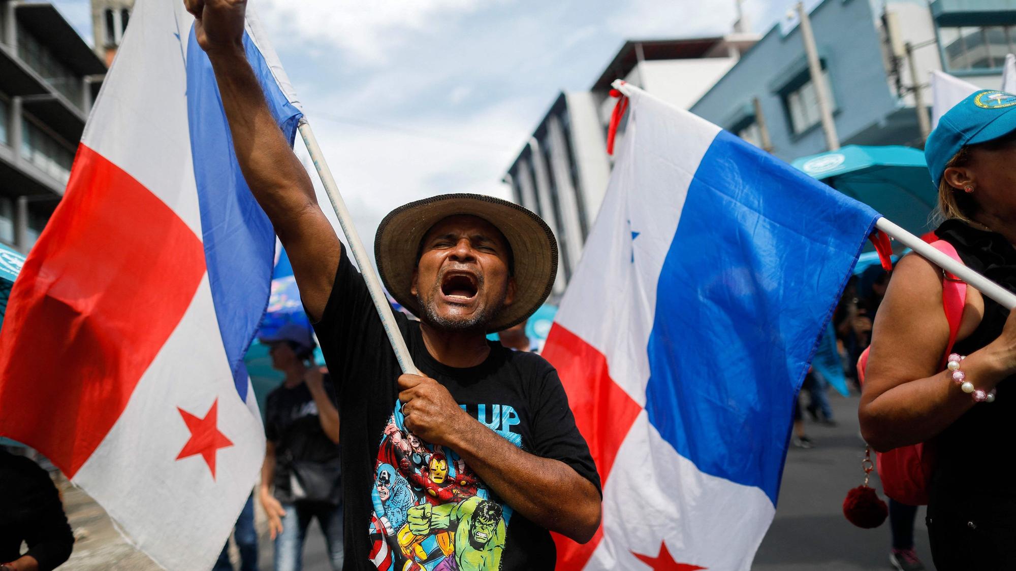 Menschen demonstrieren in Panama-Stadt gegen den Vertrag der Regierung mit dem kanadischen Bergbauunternehmen First Quantum und dessen Tochtergesellschaft Minera Panama.