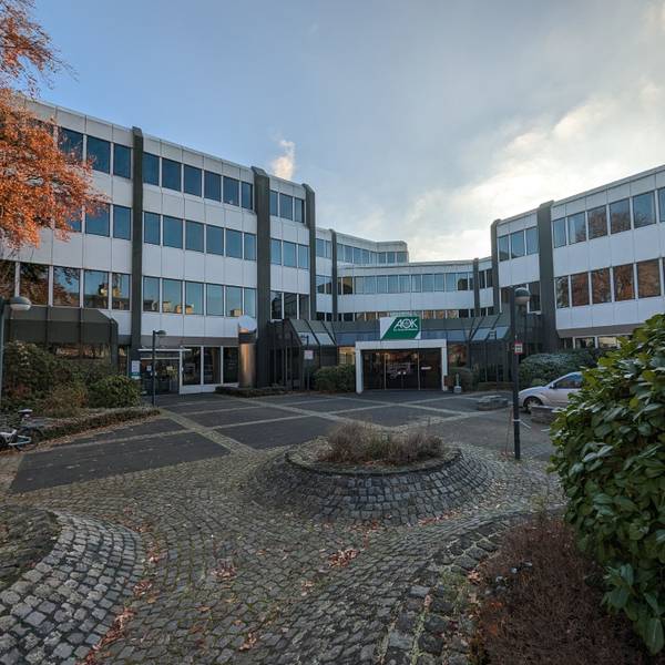 Das alte Verwaltungsgebäude der Krankenkasse AOK mit Vorplatz in Hürth.