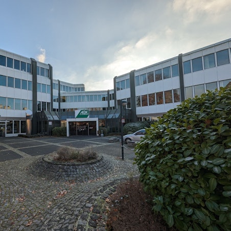 Das alte Verwaltungsgebäude der Krankenkasse AOK mit Vorplatz in Hürth.