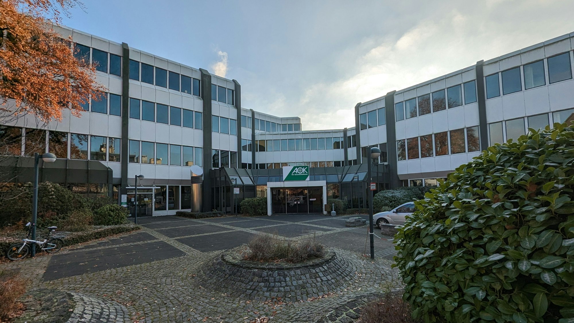 Das alte Verwaltungsgebäude der AOK Rheinland/Hamburg an der Luxemburger Straße in Hürth.